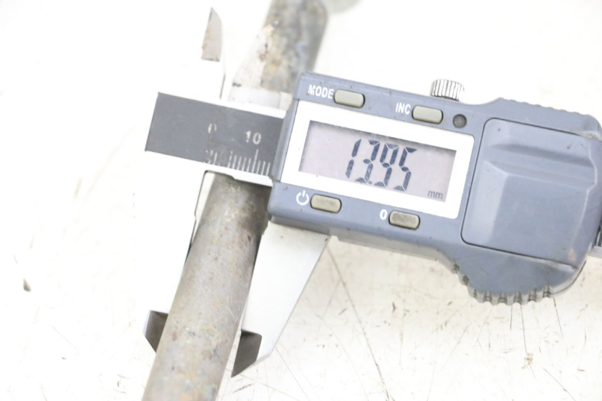 photo de SWINGARM PIVOT BOLT HYOSUNG GV AQUILA 125 (2000 - 2004)