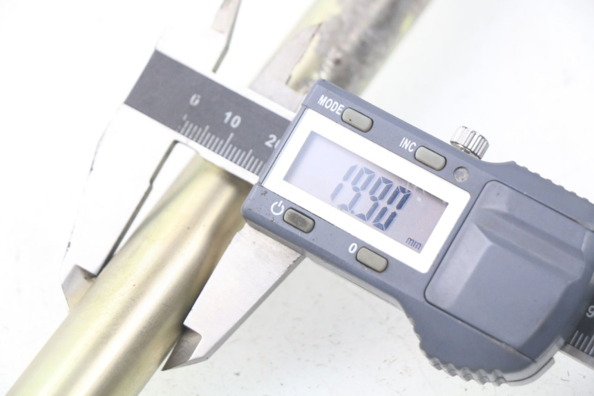 photo de SWING ARM AXLE MV AGUSTA BRUTALE R WALLY 910 (2008 - 2008)