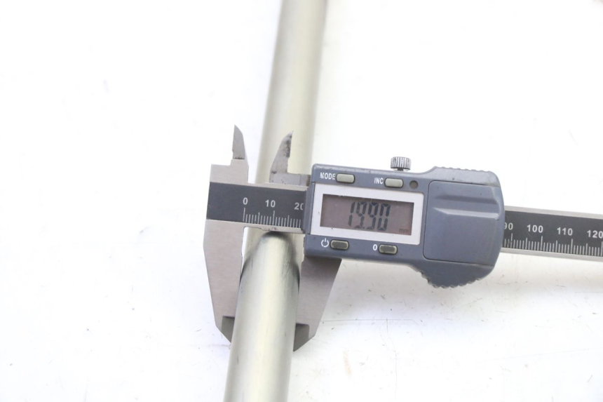 photo de SWING ARM AXLE YAMAHA FZ6 FAZER S2 600 (2007 - 2011)