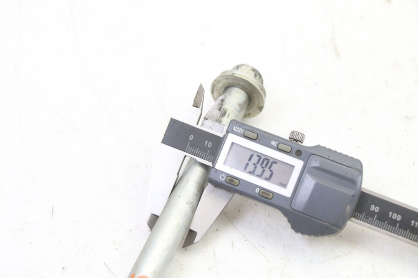 photo de SWING ARM AXLE SUZUKI GS GSE 500 (2001 - 2003)