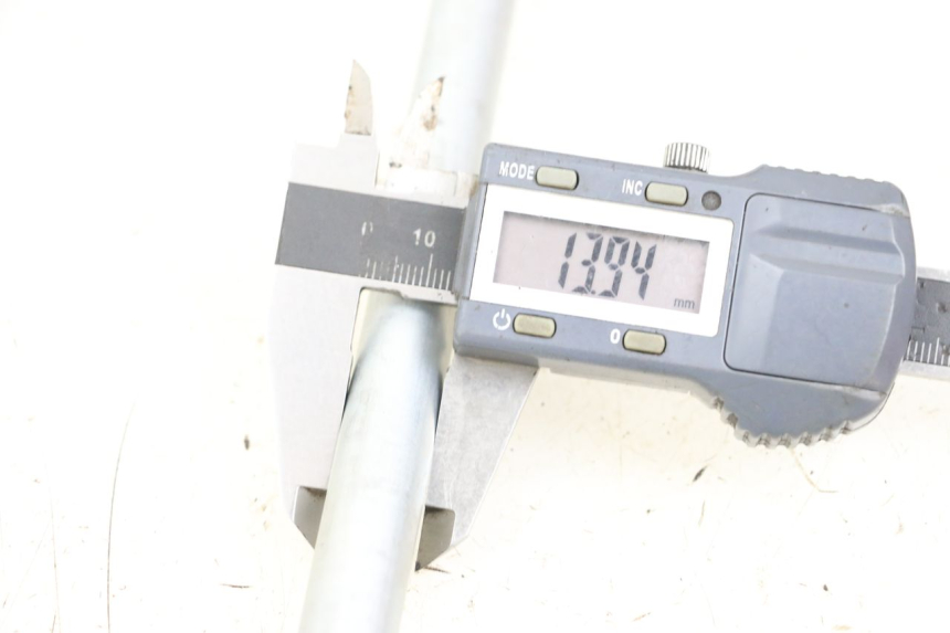 photo de SWING ARM AXLE SUZUKI GZ MARAUDER 125 (1998 - 2004)