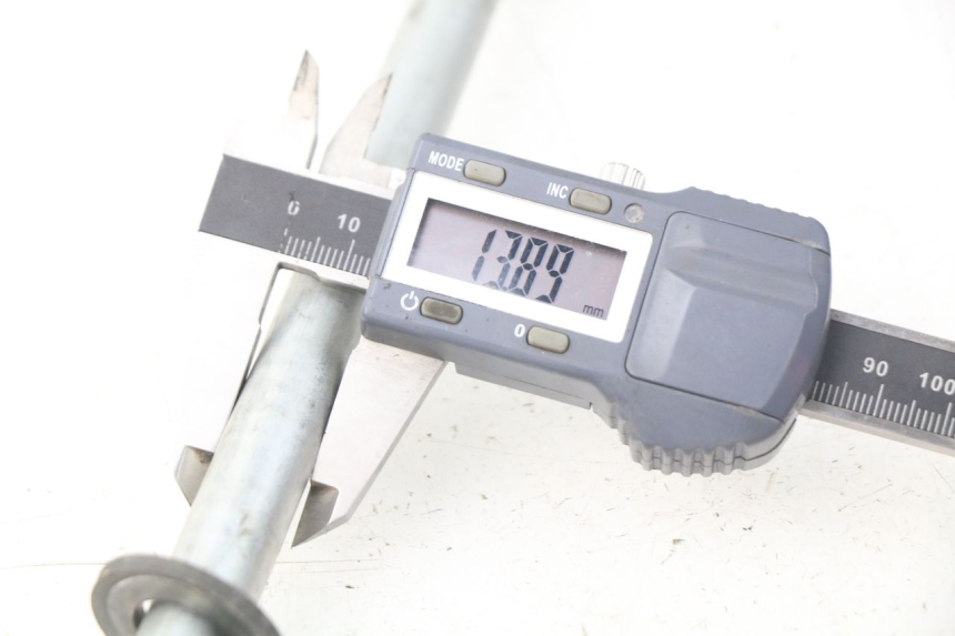 photo de SWING ARM AXLE SUZUKI RV VAN VAN 125 (2003 - 2008) - Alternative perspective