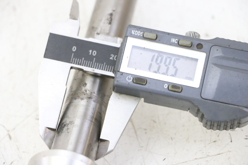 photo de SWING ARM AXLE TRIUMPH SPRINT 900 (1995 - 1998)