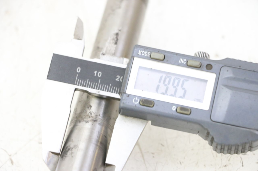 photo de SWING ARM AXLE TRIUMPH SPRINT 900 (1995 - 1998)