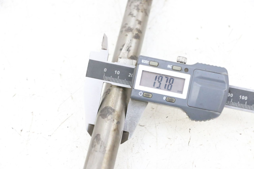 photo de SWING ARM AXLE KAWASAKI ZR 7 750 (1999 - 2001) - Component detail