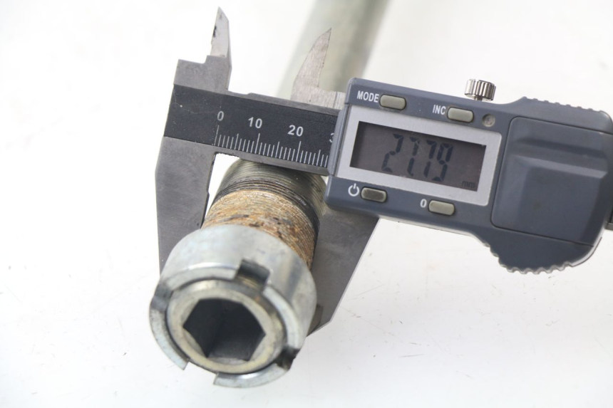 photo de SWING ARM AXLE KAWASAKI ZX-6R ZX6R 636 (2003 - 2004)