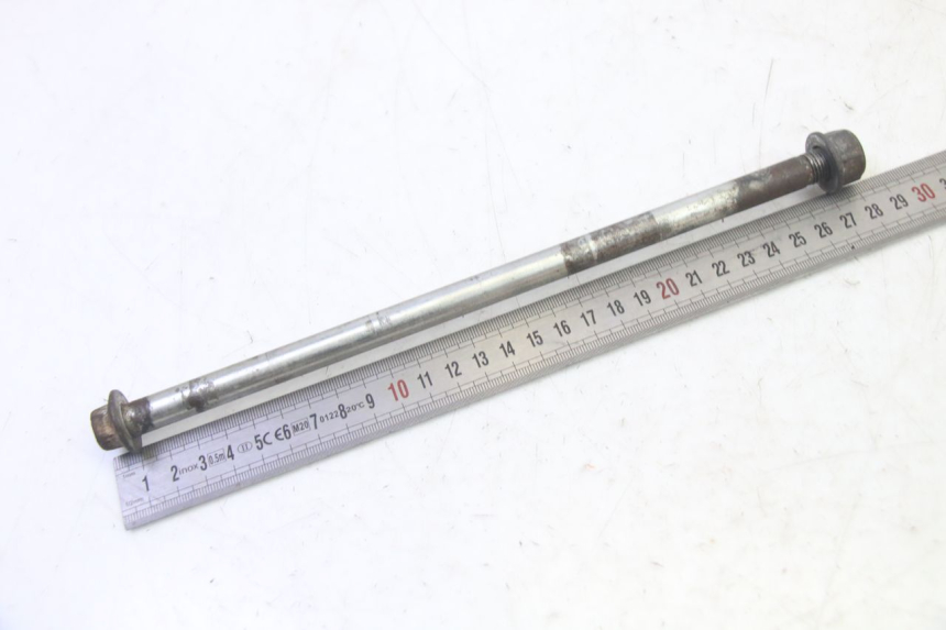 photo de REAR WHEEL AXLE HONDA CBF 125 (2009 - 2015)