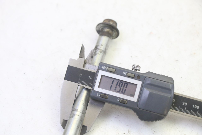 photo de REAR WHEEL AXLE HONDA CBF 125 (2009 - 2015)