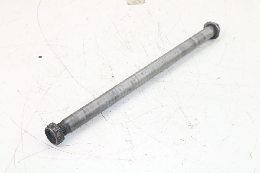 photo de REAR WHEEL AXLE HONDA CBF N 600 (2004 - 2007)