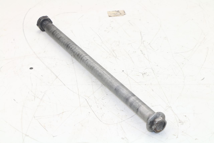 photo de REAR WHEEL AXLE HONDA CBF N 600 (2004 - 2007)