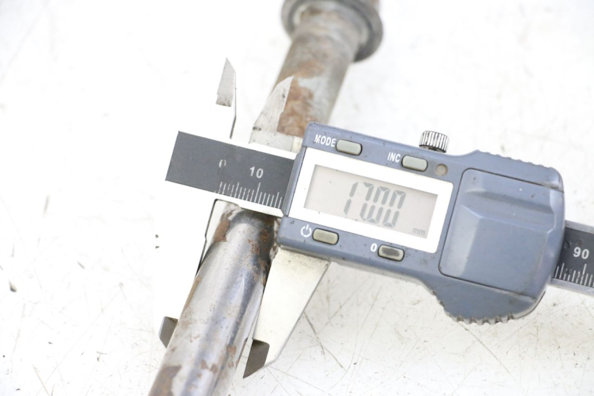 photo de REAR WHEEL AXLE SHERCO CITY CORP 125 (2003 - 2007)