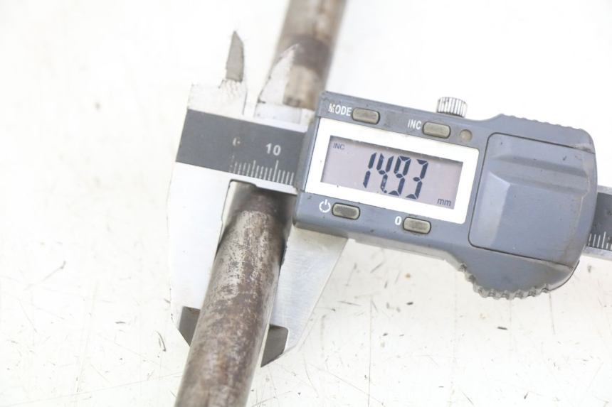 photo de REAR WHEEL AXLE HONDA CM 125 (1983 - 2003)