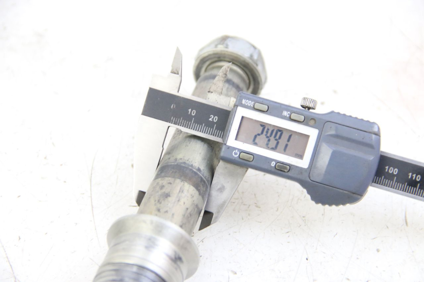 photo de REAR WHEEL AXLE HONDA CRF 250 (2010 - 2013)