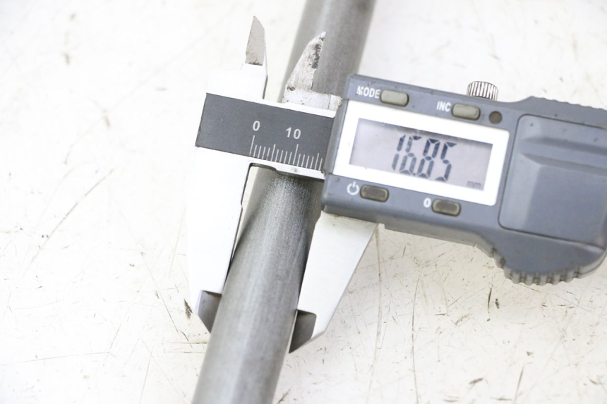 photo de REAR WHEEL AXLE APRILIA ETX 125 (1998 - 2002)