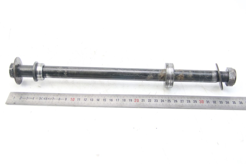 photo de REAR WHEEL AXLE YAMAHA FZS FAZER 600 (2001 - 2003)