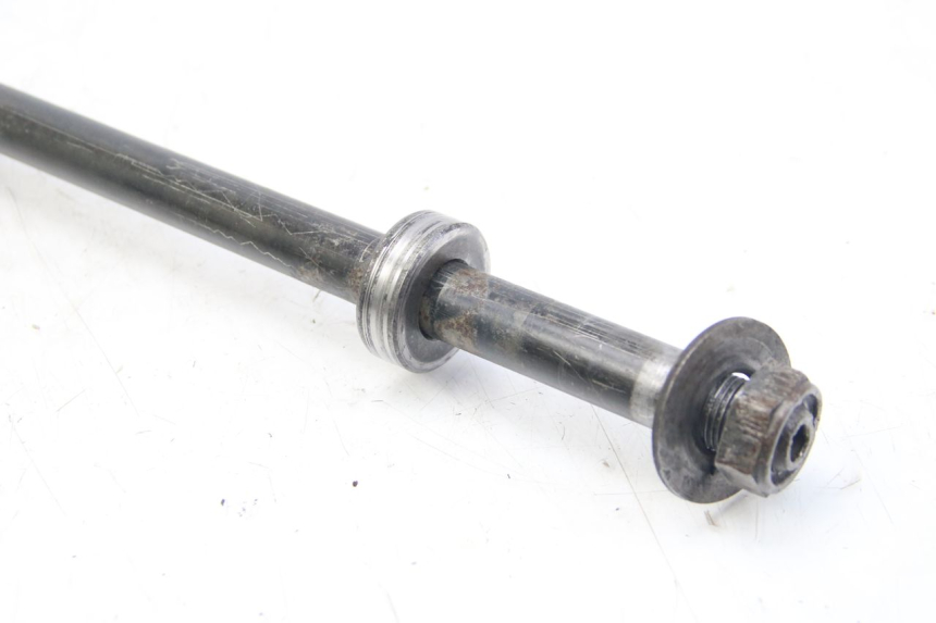 photo de REAR WHEEL AXLE YAMAHA FZS FAZER 600 (2001 - 2003)