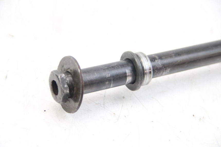 photo de REAR WHEEL AXLE YAMAHA FZS FAZER 600 (2001 - 2003)