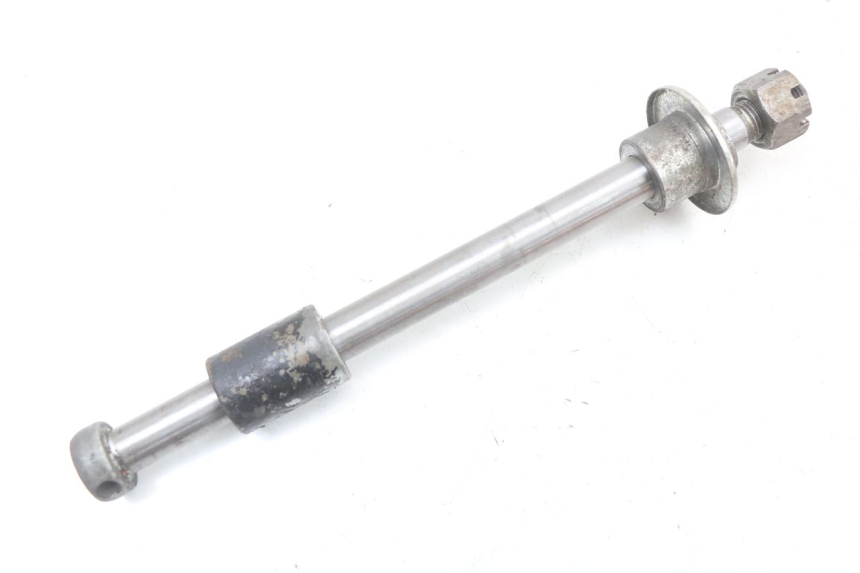 photo de REAR WHEEL AXLE SUZUKI GSX E 250 (1982 - 1983)
