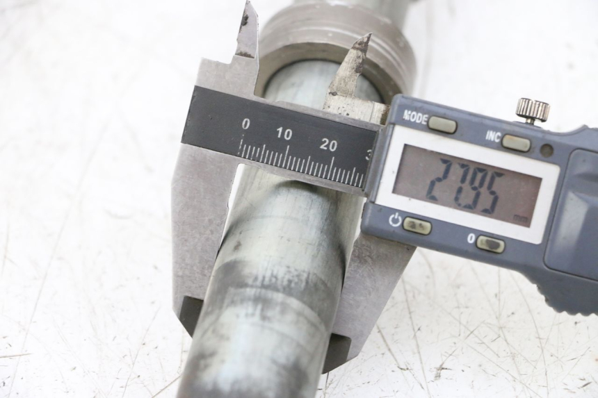 photo de REAR WHEEL AXLE SUZUKI GSXR GSX-R 1000 (2003 - 2004) - Component detail