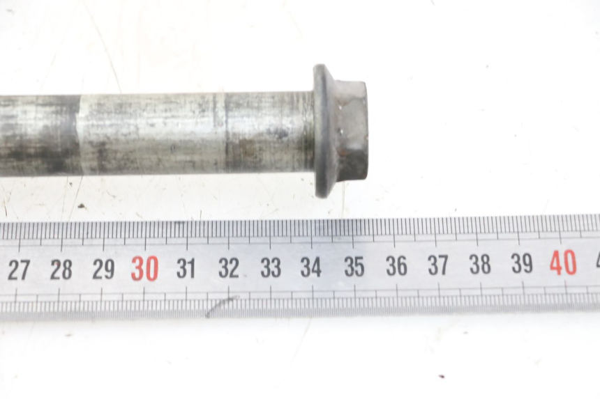 photo de REAR WHEEL AXLE HONDA VT C2 SHADOW 750 (1997 - 2001)
