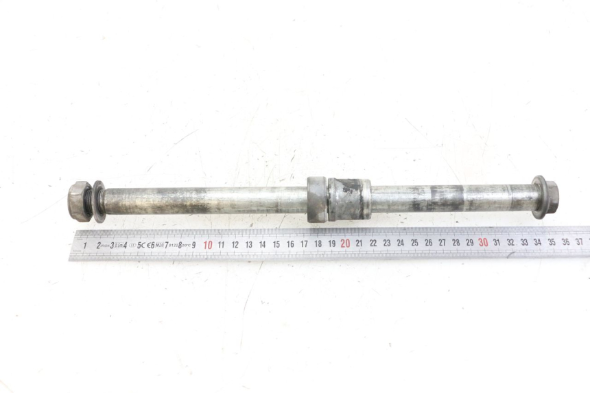 photo de REAR WHEEL AXLE HONDA VT C2 SHADOW 750 (1997 - 2001)