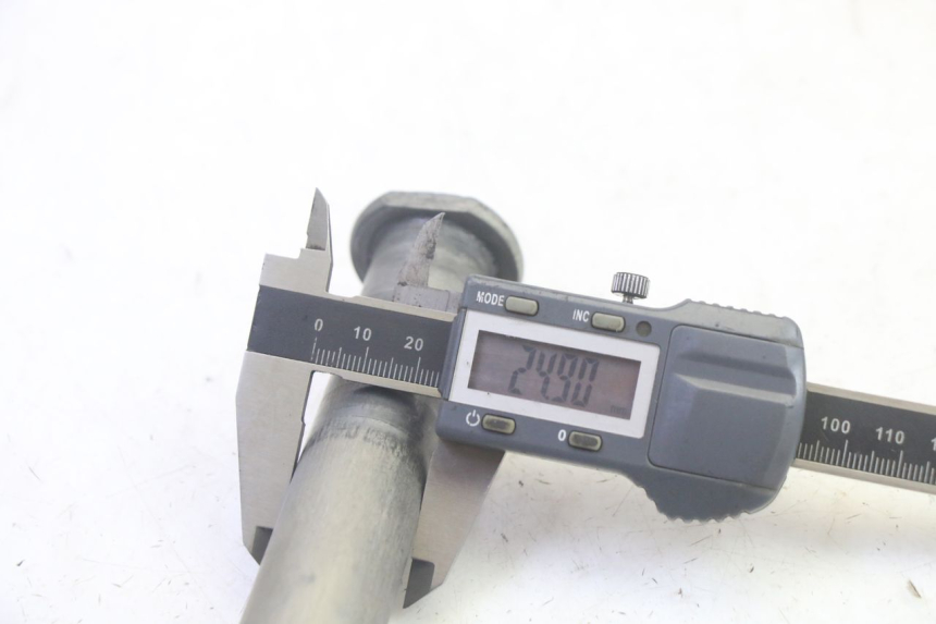 photo de REAR WHEEL AXLE KAWASAKI KXF KX-F 250 (2017 - 2019) - Technical close-up