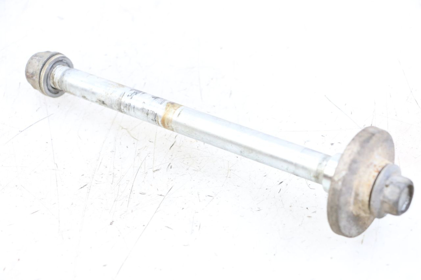 photo de REAR WHEEL AXLE KYMCO STRYKER OFF ROAD 125 (1999 - 2005)