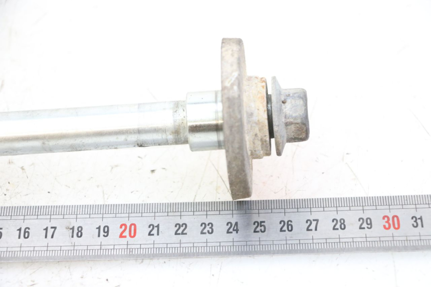 photo de REAR WHEEL AXLE KYMCO STRYKER OFF ROAD 125 (1999 - 2005)