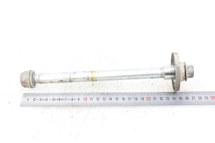 photo de REAR WHEEL AXLE KYMCO STRYKER OFF ROAD 125 (1999 - 2005)