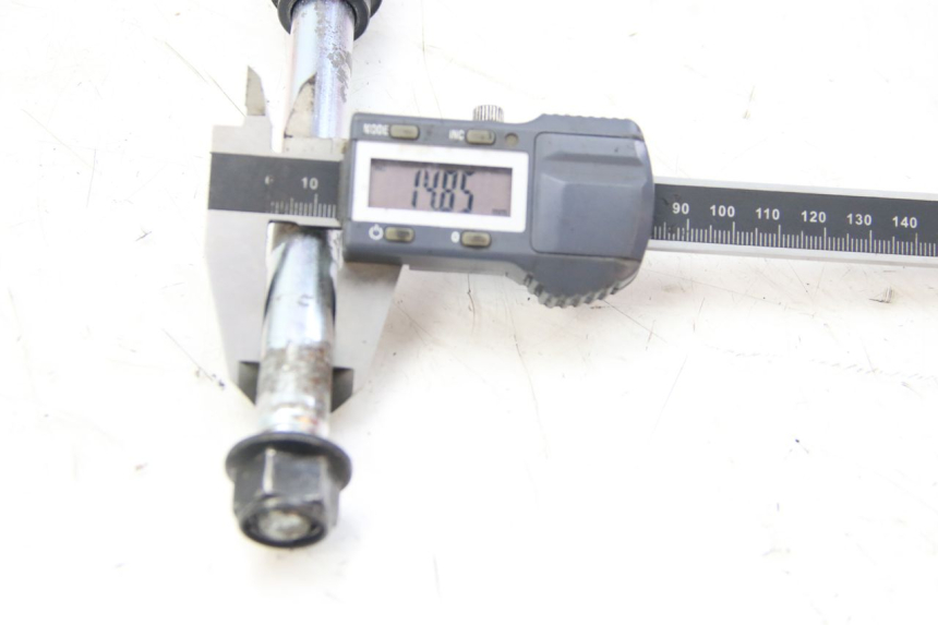 photo de REAR WHEEL AXLE YAMAHA MT ABS 125 (2014 - 2018) - Zoom on usage condition
