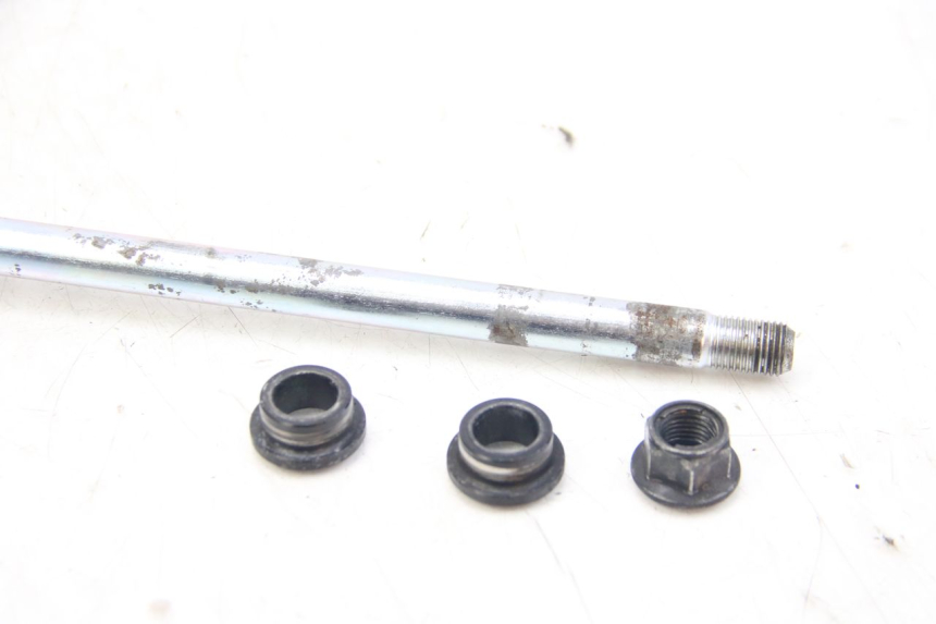 photo de REAR WHEEL AXLE YAMAHA MT ABS 125 (2014 - 2018) - Technical close-up