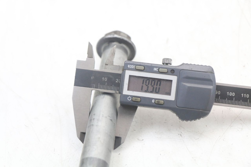 photo de REAR WHEEL AXLE HONDA NTV DEAUVILLE 650 (1998 - 2001)