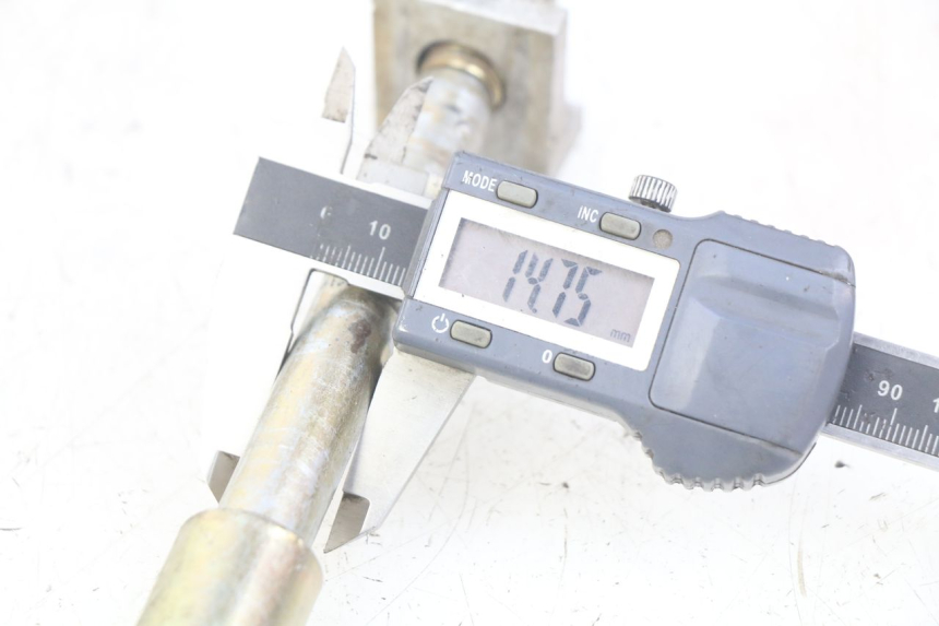 photo de REAR WHEEL AXLE APOLLO RFZ 150