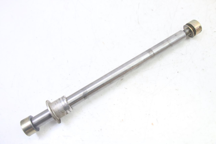photo de REAR WHEEL AXLE TRIUMPH SPRINT 900 (1995 - 1998)