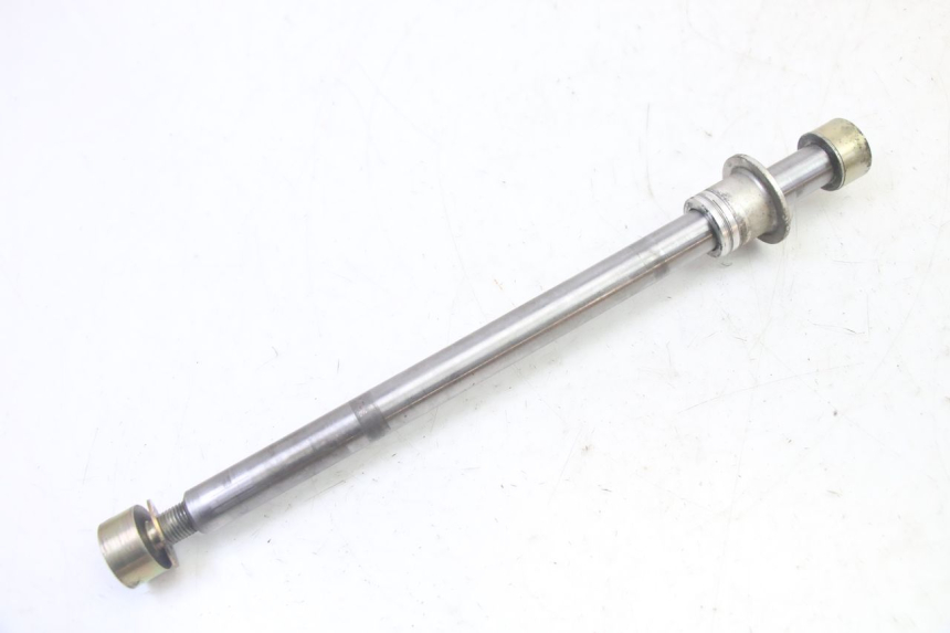 photo de REAR WHEEL AXLE TRIUMPH SPRINT 900 (1995 - 1998)