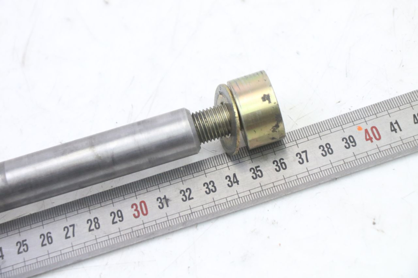 photo de REAR WHEEL AXLE TRIUMPH SPRINT 900 (1995 - 1998)