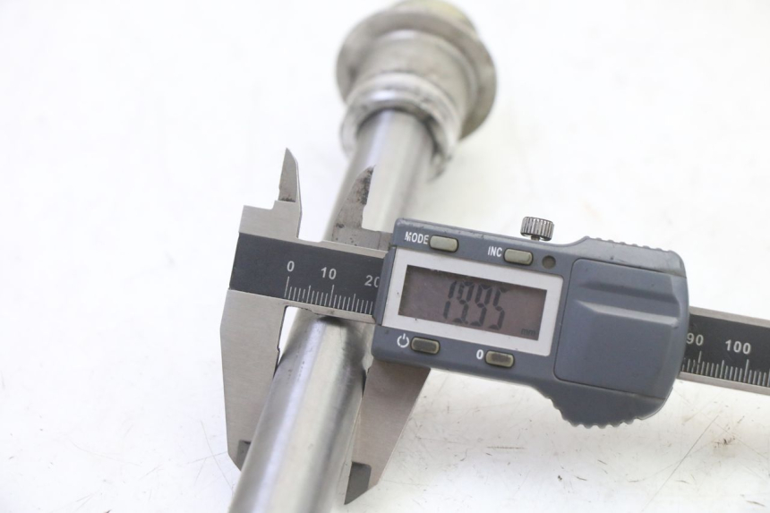 photo de REAR WHEEL AXLE TRIUMPH SPRINT 900 (1995 - 1998)