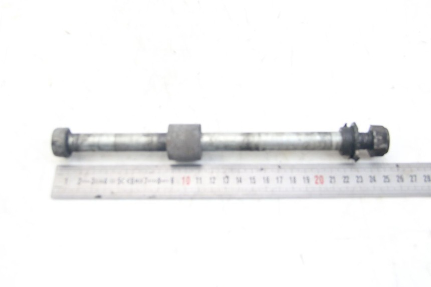photo de REAR WHEEL AXLE YAMAHA SR 125 (1982 - 2003)