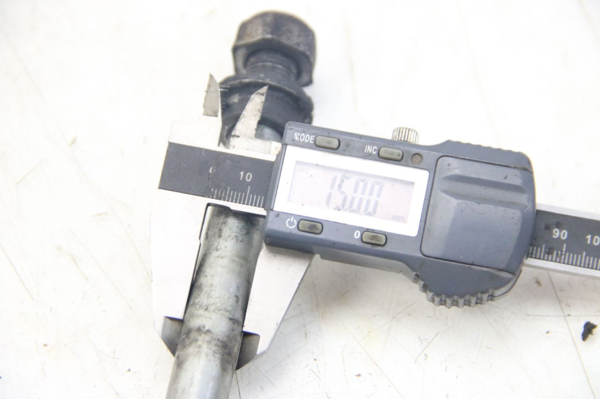 photo de REAR WHEEL AXLE YAMAHA SR 125 (1982 - 2003)