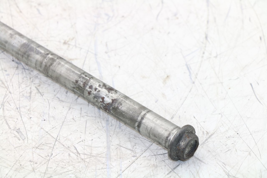 photo de REAR WHEEL AXLE SUZUKI GS / GSE 500 (1990 - 2000)