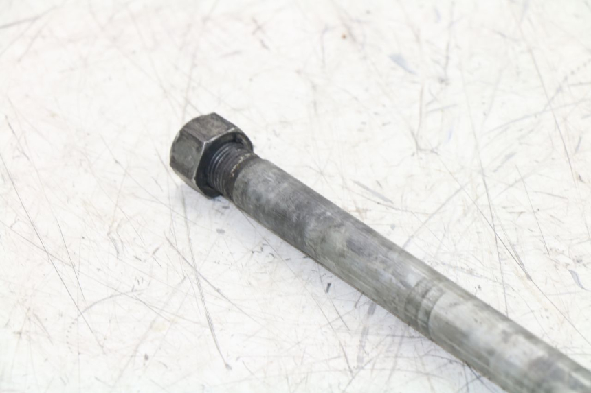 photo de REAR WHEEL AXLE SUZUKI GS / GSE 500 (1990 - 2000)