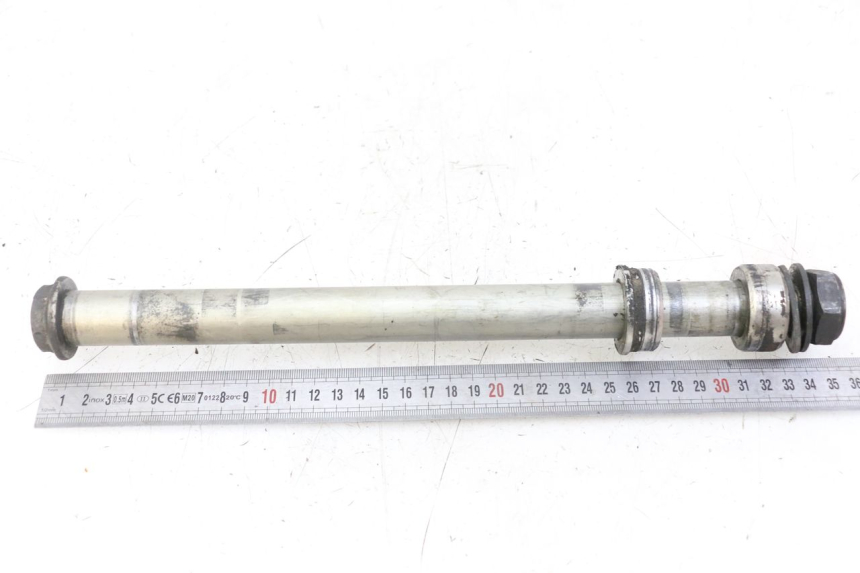 photo de REAR WHEEL AXLE SUZUKI GSR 750 (2011 - 2017)