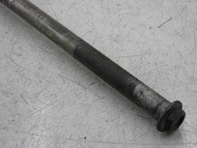 photo de REAR WHEEL AXLE SUZUKI SV S 650 (1999 - 2002)