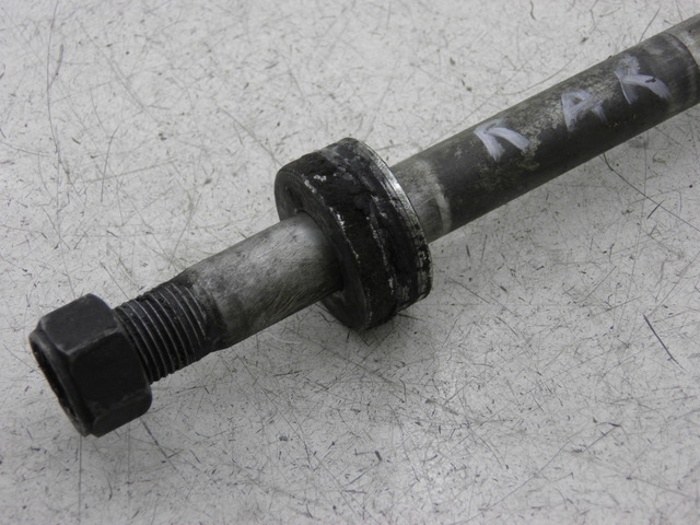 photo de REAR WHEEL AXLE SUZUKI SV S 650 (1999 - 2002)