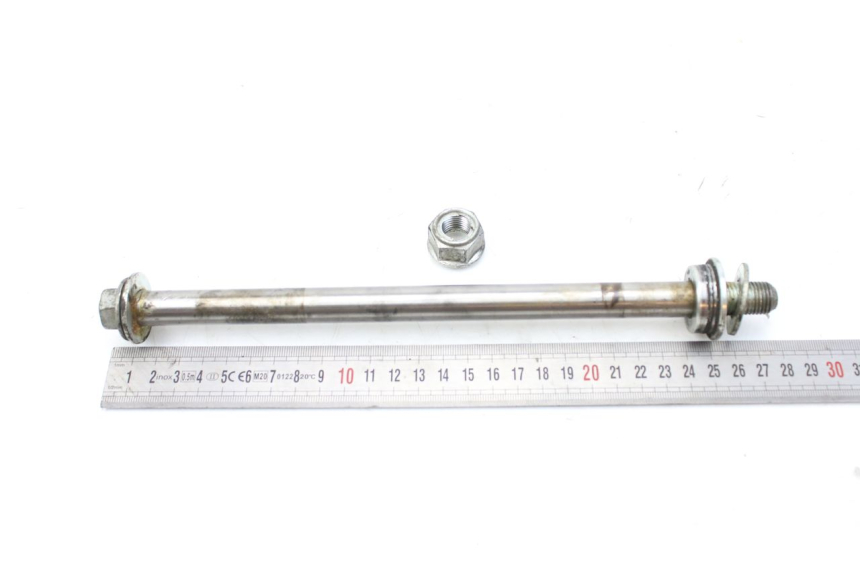 photo de REAR WHEEL AXLE SYM HUSKY 125 (1999 - 2005)
