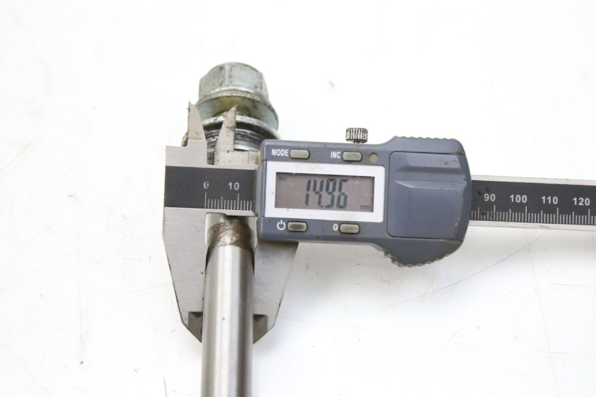 photo de REAR WHEEL AXLE SYM HUSKY 125 (1999 - 2005)