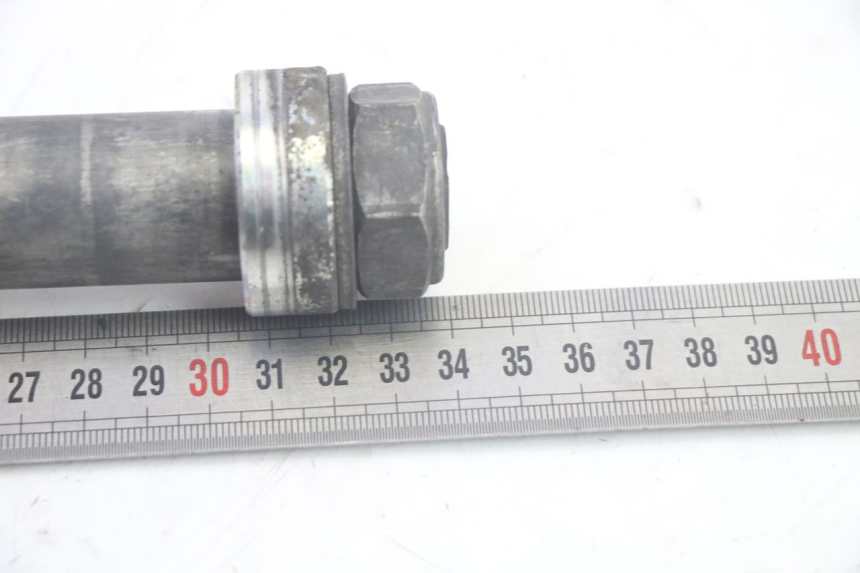 photo de REAR WHEEL AXLE YAMAHA TDM ABS 900 (2002 - 2014) - Alternative perspective