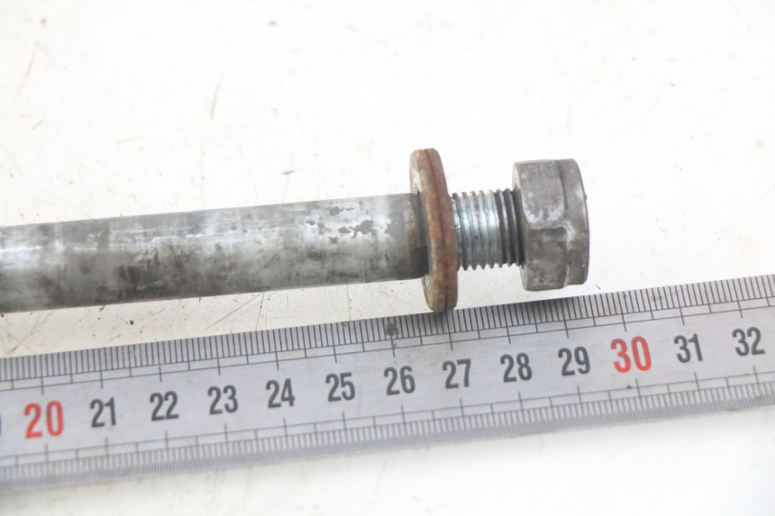 photo de REAR WHEEL AXLE DAELIM VL DAYSTAR 125 (2000 - 2011)