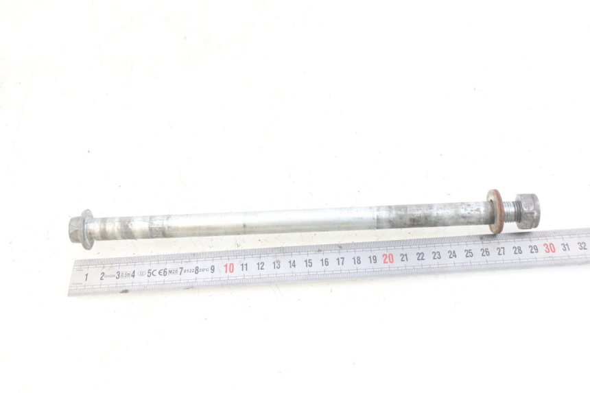 photo de REAR WHEEL AXLE DAELIM VL DAYSTAR 125 (2000 - 2011)