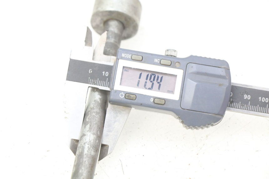 photo de REAR WHEEL AXLE HONDA XR 70 (1997 - 2003)